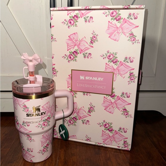 Stanley x Love Shack Fancy Holiday Quencher 20 oz Rosa Beaux Pink - Picture 3 of 11